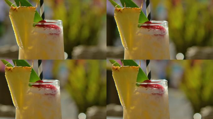 将菠萝片放入冰镇椰林酒杯中，以热带秸秆为背景
