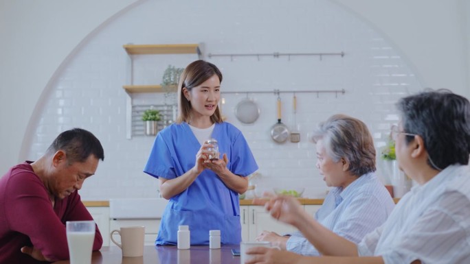 爱心护士讲解用药|老年保健中心。