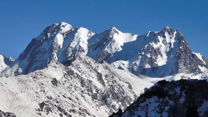 天山天池博格达峰