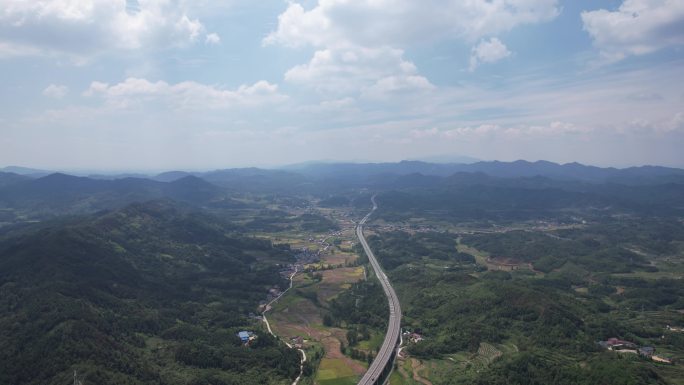 大山中的高速公路交通航拍