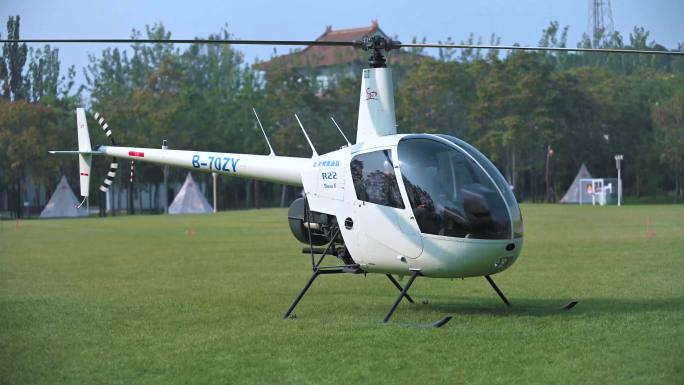 草坪上的直升机悬停旋转起飞