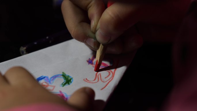 小女孩 深夜学画画  勤奋学习 幼儿成长