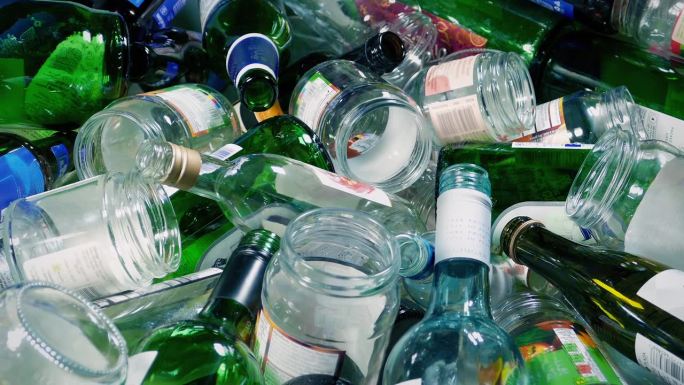 玻璃回收堆混合瓶子和罐子