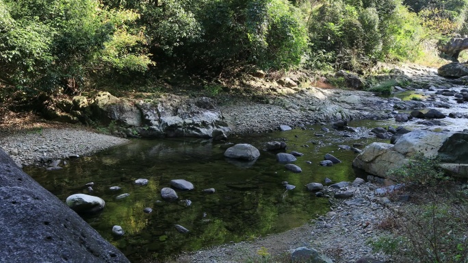 山间小溪山泉水清澈溪流白酒酿酒流水