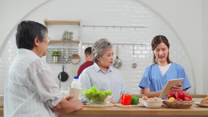 一位营养专家站在厨房的操作台边，和一位老妇人进行了一场暖心的谈话。他们一起探索将蔬菜纳入日常饮食的无
