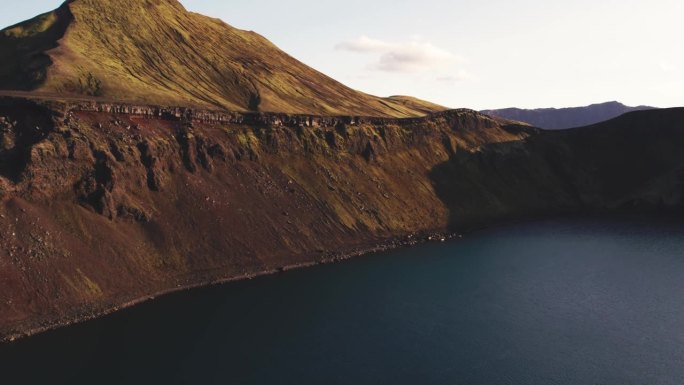 航拍:Blahylur (Bláhylur)火山口湖有平静、清澈的湖水，四周群山环绕。对于那些寻求慰