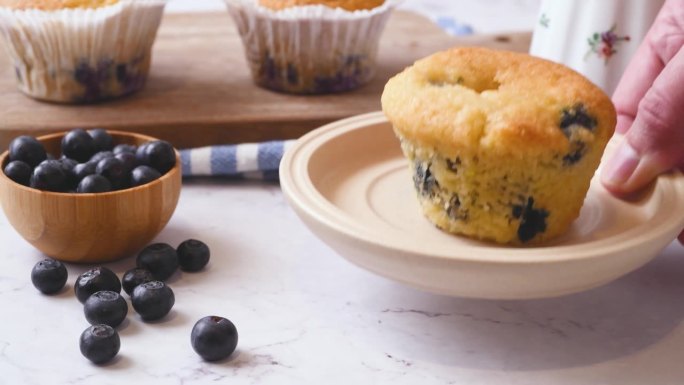 蓝莓松饼和水果放在盘子上