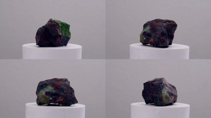冥想仪式石蓝、绿和紫色的颜色旋转在一个白色的基座上显示浅背景的石英矿物