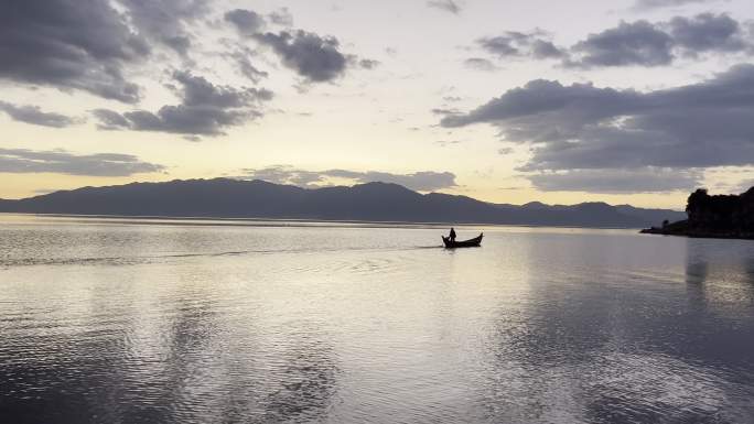 夕阳水上渔船泛舟