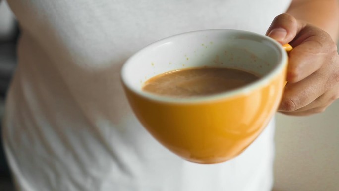 咖啡师专注于牛奶和咖啡如何制作拉花艺术。糟糕的咖啡师用豆浆制作咖啡拉花，咖啡店里的心形图案