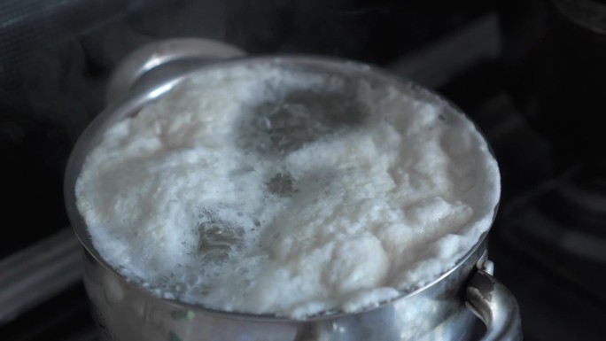 在炉子上的平底锅里煮沸时产生白色泡沫。