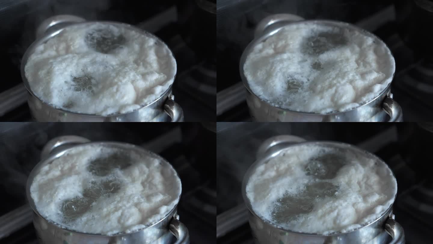 在炉子上的平底锅里煮沸时产生白色泡沫。