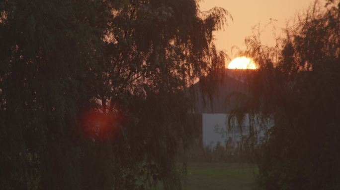 乡村夕阳西下，夕阳