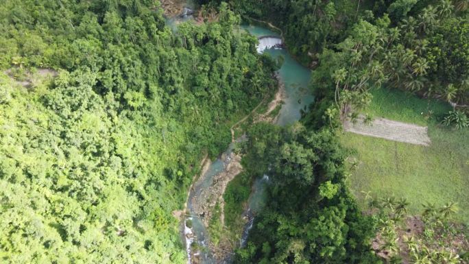 坎劳布河流经茂密的丛林，哺育着宿务川山瀑布的大坝瀑布。空中