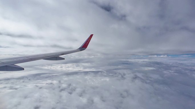 成都航空飞机窗外云海风光