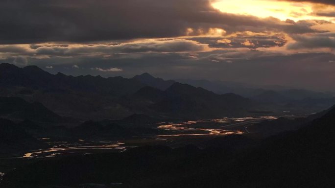 航拍西藏日出金色霞光河流美景