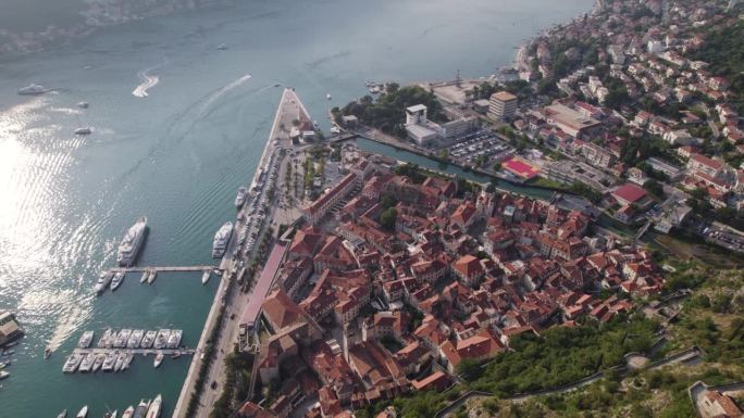 科托尔黑山:沿海空中倾斜揭示老城和山脉