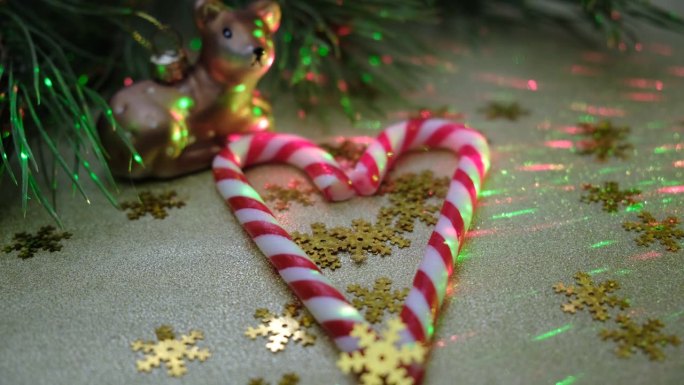 圣诞组成。甜甜的拐杖糖，金色的，银色的球玩具。圣诞家居装饰。大气的心情。新年快乐。闪耀的灯光