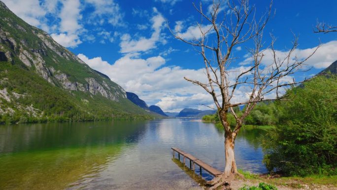 Bohinj湖和山脉的美景映衬着蓝色多云的天空