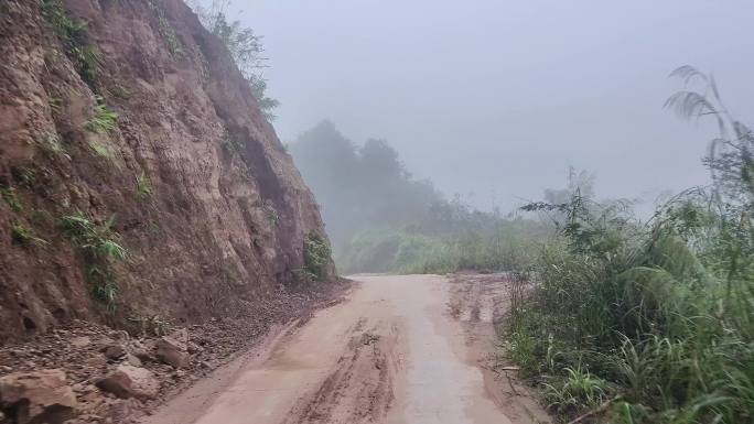 山区小道雾天乡村公路大雾农村大雾迷雾道路