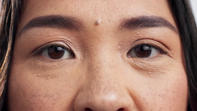 眼睛、脸部特写及女性用护肤品、睫毛及视力检查进行光学检查。肖像，微刮刀和眼睛护理的人从夏威夷眉毛治疗