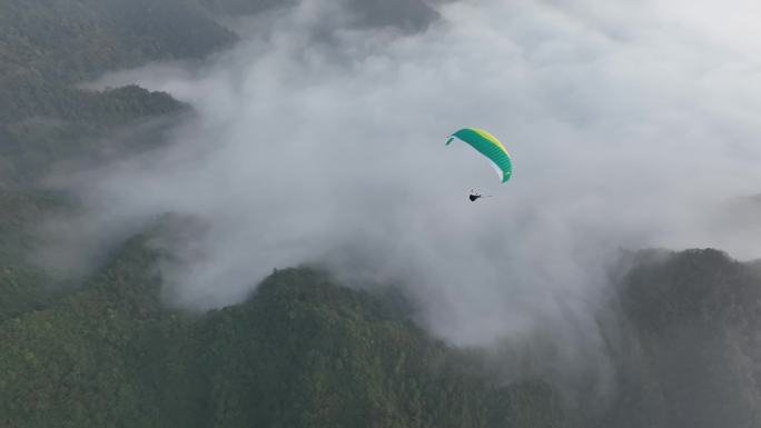 航拍滑翔伞在云端之上4K