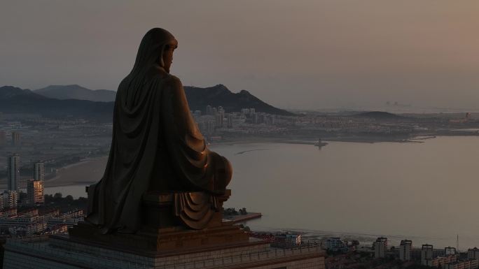 航拍荣成石岛赤山景区大明神雕像黎明晨光