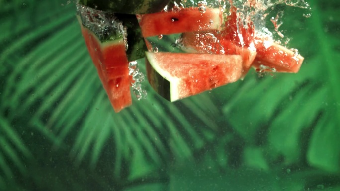 西瓜片掉在水里。用高速摄像机拍摄，每秒1000帧。