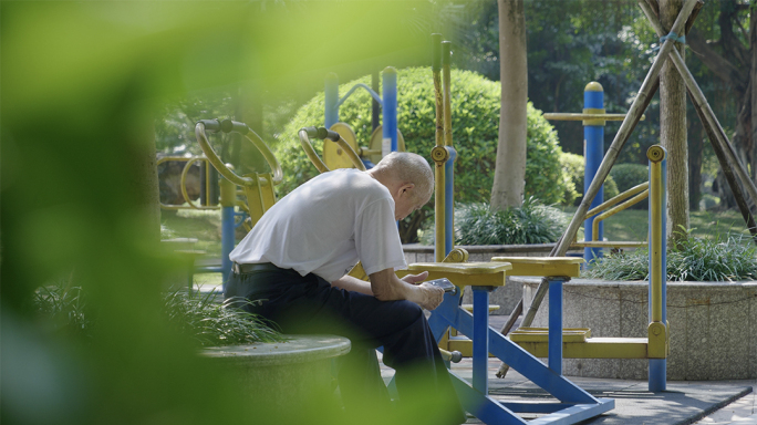 一个老人的背影4k