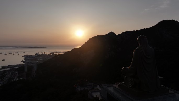 航拍荣成石岛赤山景区大明神雕像黎明晨光