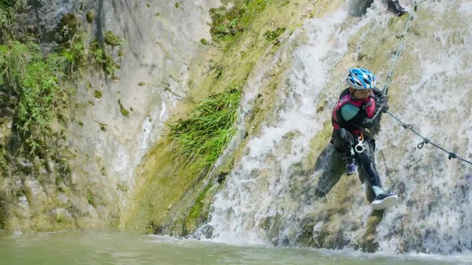 户外旅游探险溪降运动