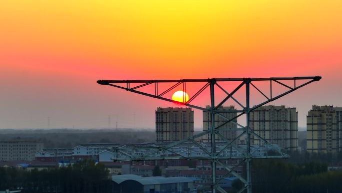 夕阳下建设中的变电站