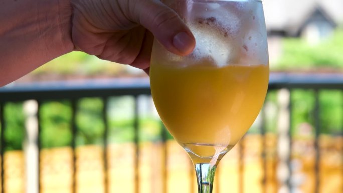 喝橙汁加冰特写玻璃吸管穿过吸管喝冷饮搅拌冰块消暑夏日饮用