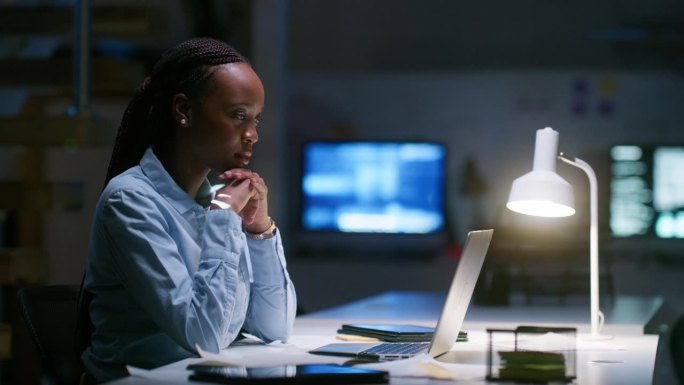 计划，黑人女性晚上在办公室和电脑，解决问题，解决方案和项目。写作，报告和思考的想法，审查，搜索和分析