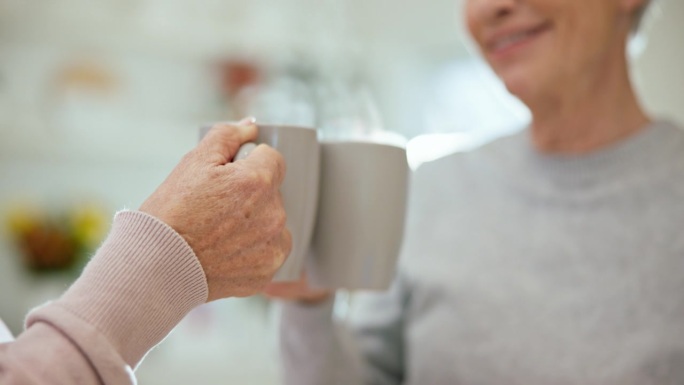 回到家，年长的女士和咖啡一起聊天，微笑着讨论着蒸汽，欢呼着放松。朋友，老人和退休老人喝茶，喝卡布奇诺