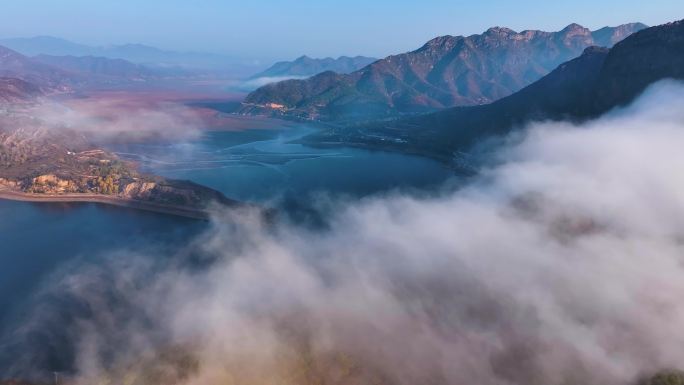 秋山秋水秋色，秋雾如潮翻过山坳