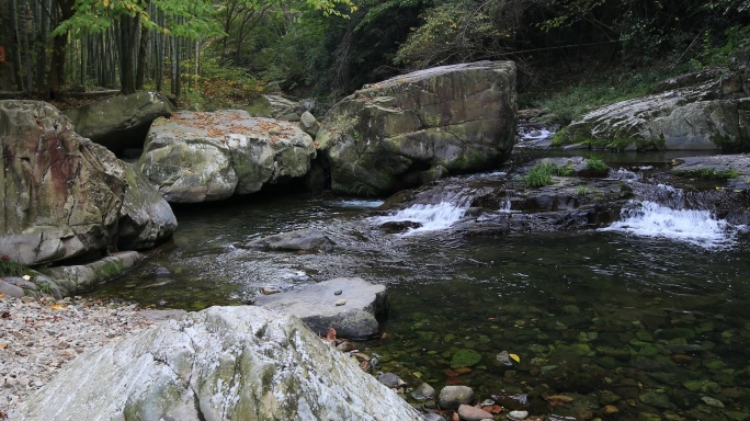 山间小溪山泉水清澈溪流白酒酿酒流水