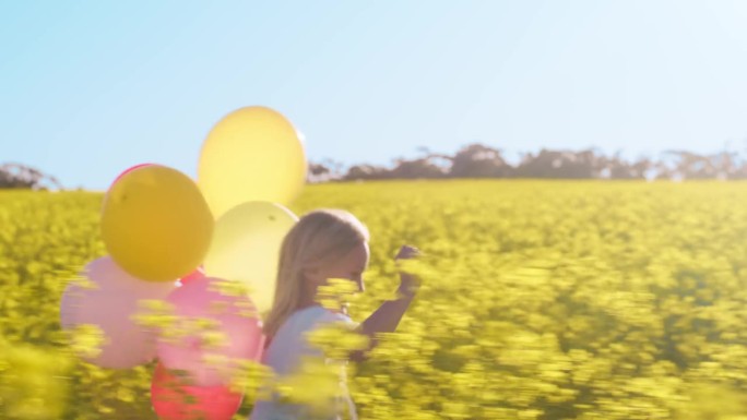 田野，兴奋和一个女孩奔跑在大自然的花朵在夏天自由的气球。孩子们，带着一个快乐的小男孩在乡下兴奋地成长