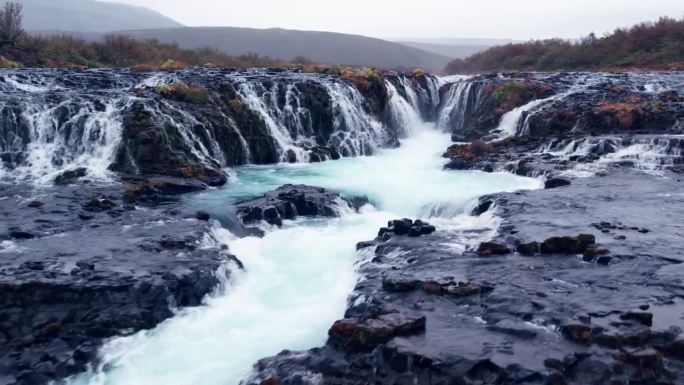 航拍:近距离俯瞰冰岛南部的布拉福斯瀑布(Brúarfoss)，从金色的圆圈上落下的瀑布非常风景如画，