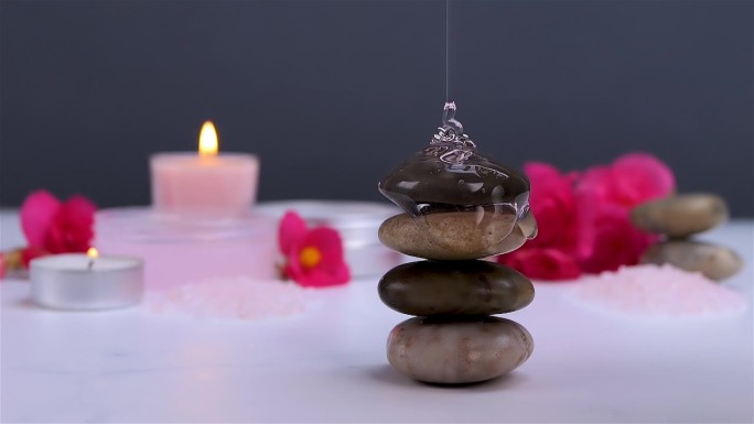 沐浴露流在温泉石与身体护理产品和蜡烛