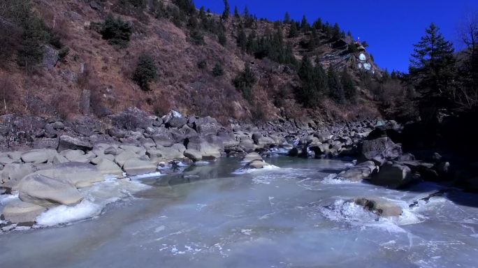 贡嘎塔公玛尼石河湍湍流水