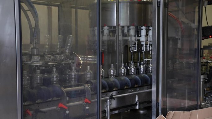 在一个工业工厂的高效醋生产设备与自动装瓶线。