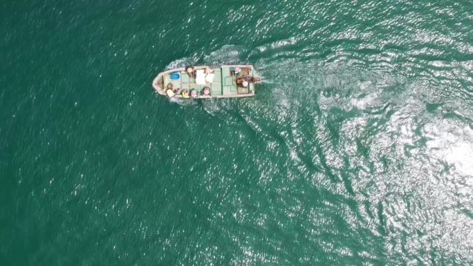 俯视升高航拍渔民小船波浪出大海打捞捕鱼