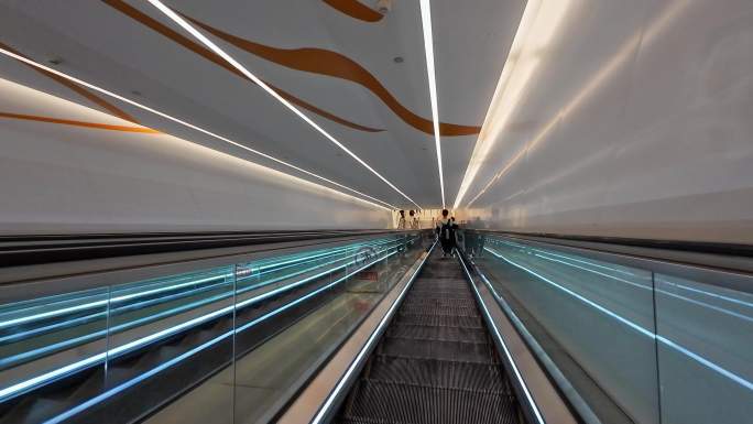 四川成都天府国际机场航站楼的自动扶梯