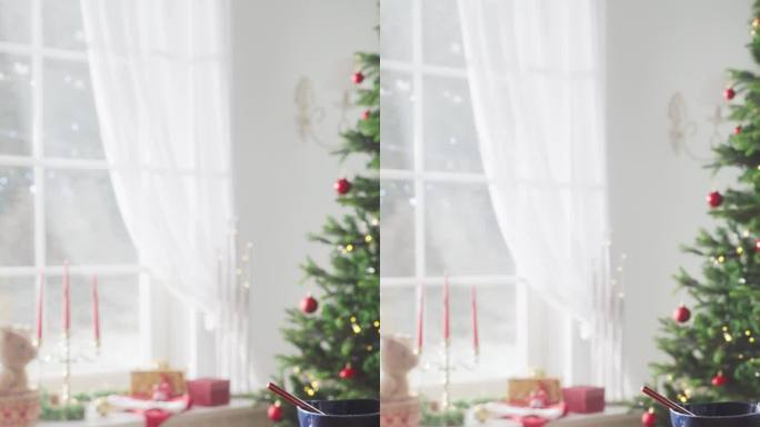 垂直屏幕:和平的下雪的圣诞节早晨:桌子与烘焙原料和器具在一个装饰角落的现代房子与圣诞树，壁炉和礼物。