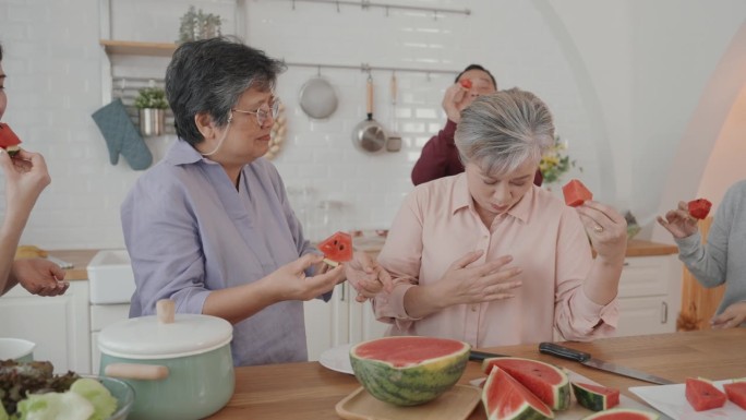 亚洲长者在家烹饪纯素食物小组-快乐家庭餐准备