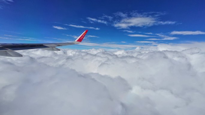 成都航空飞机窗外云海风光穿云飞行安全