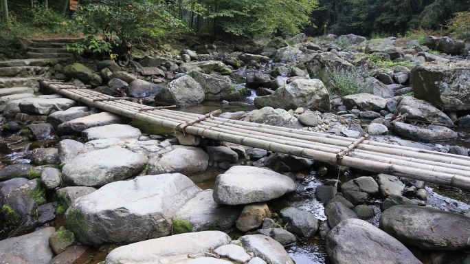 山涧里的竹桥