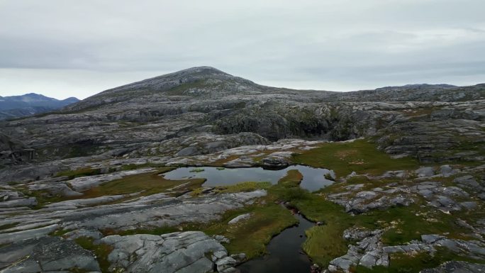 北欧山脉:俯瞰挪威-瑞典边境山脉。《指环王》的共鸣