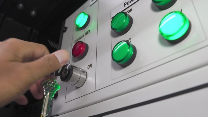 金属控制面板上有许多灯，红色按钮用于打开和紧急关闭